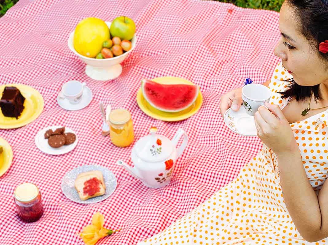 how-to-plan-a-cute-picnic-date-romantic-picnic-ideas-for-couples